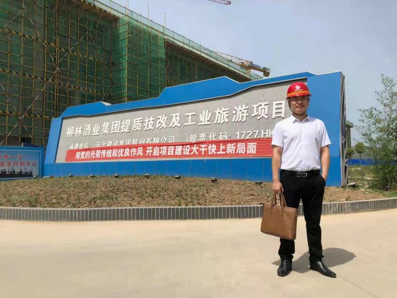 博菲克家具廠業(yè)務(wù)負(fù)責(zé)人在柳林酒店集團(tuán)門口合影.jpg