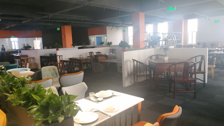 西安餐桌椅批發(fā)市場(chǎng)桌椅展示.jpg