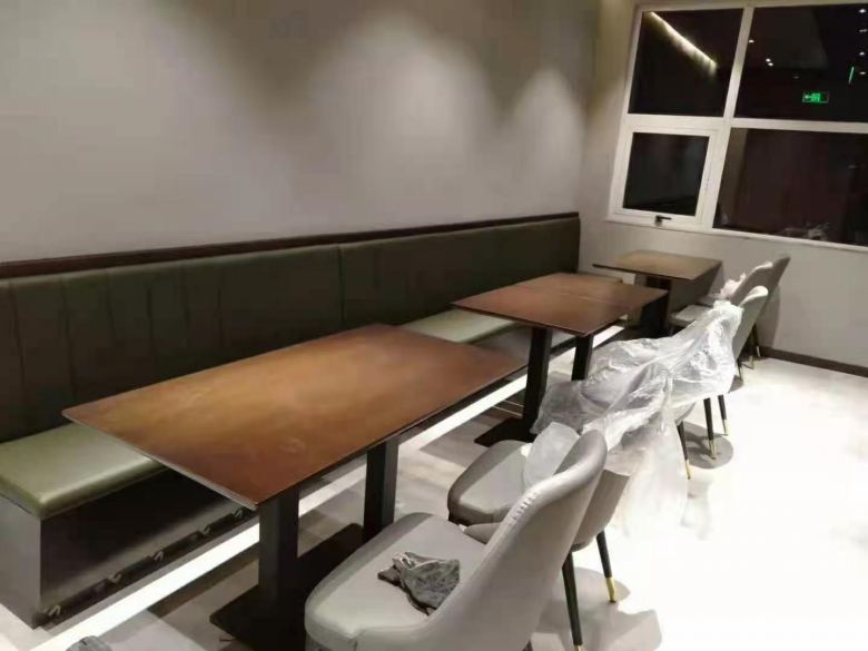 西安博菲克家具廠庫(kù)房清掃卡座沙發(fā).jpg