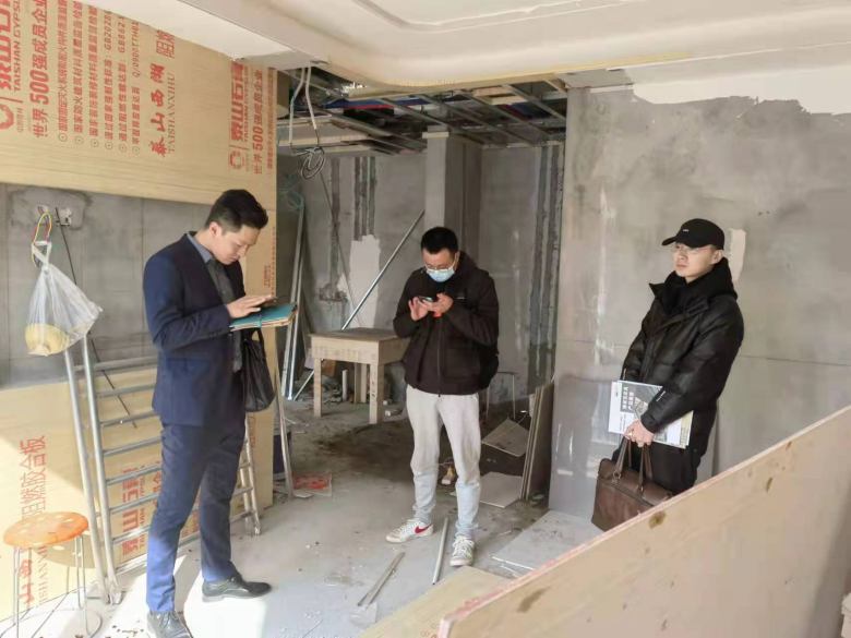西安餐飲家具廠設計師到裝修現(xiàn)場量尺.jpg