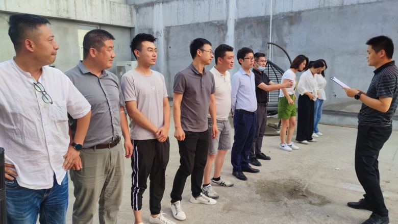 博菲克飛越團隊進行風(fēng)采展示演練.jpg