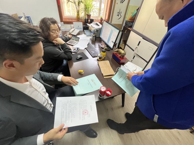 博菲克家具業(yè)務經(jīng)理和錦江之星負責人簽訂酒店家具合同.jpg