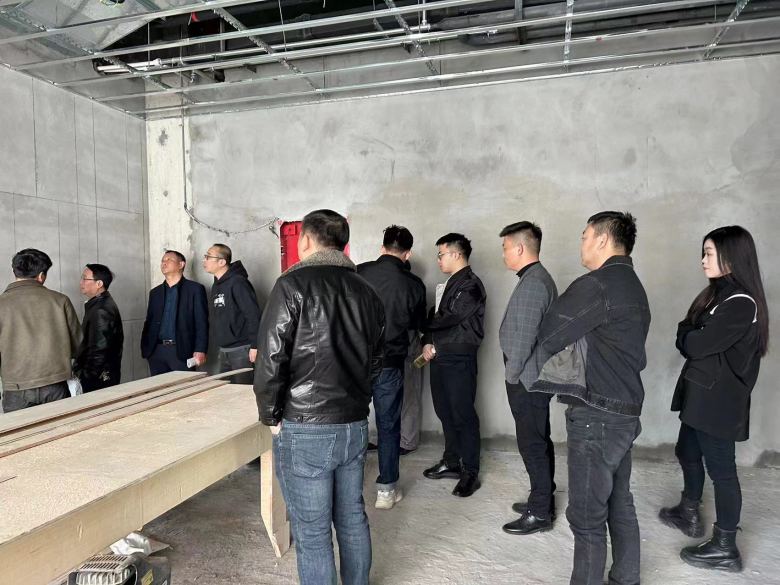 博菲克家具廠經理在酒店工地現(xiàn)場討論方案.jpg